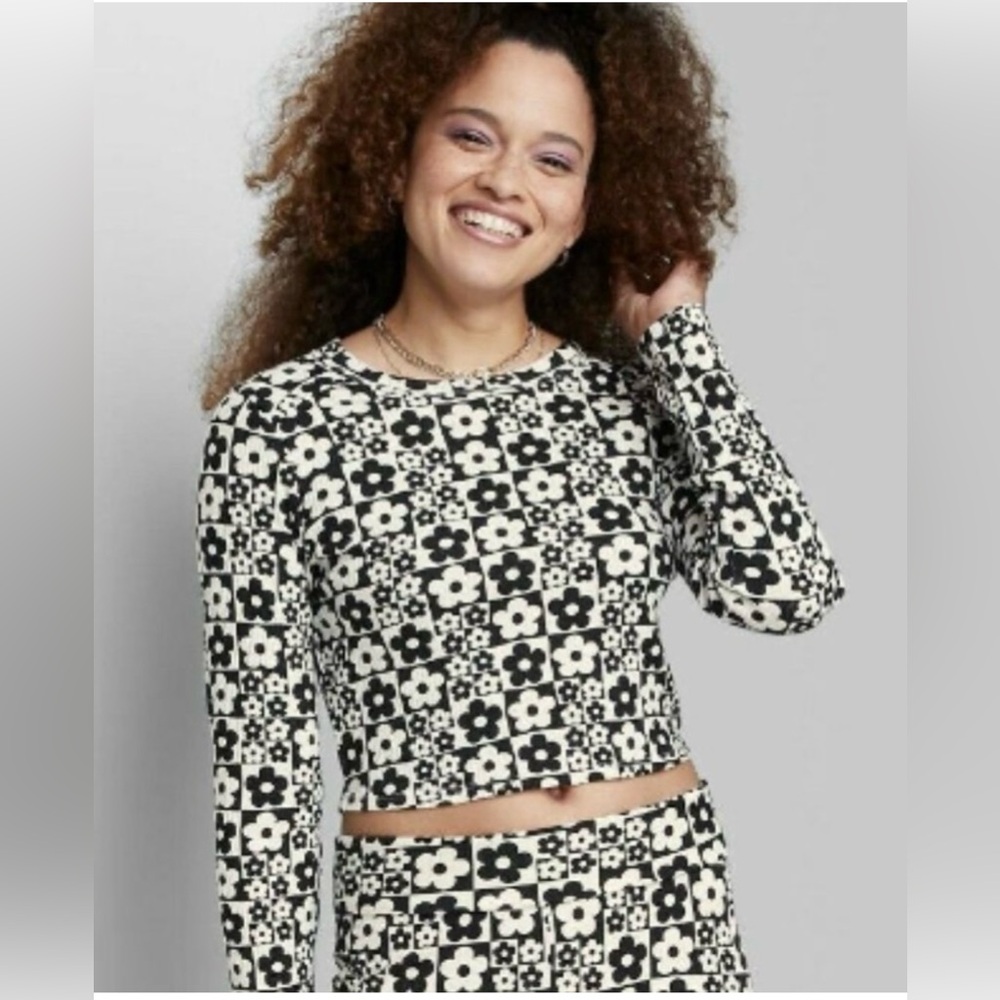 Wild Fable Ribbed Floral black and white Crop Top Sz M